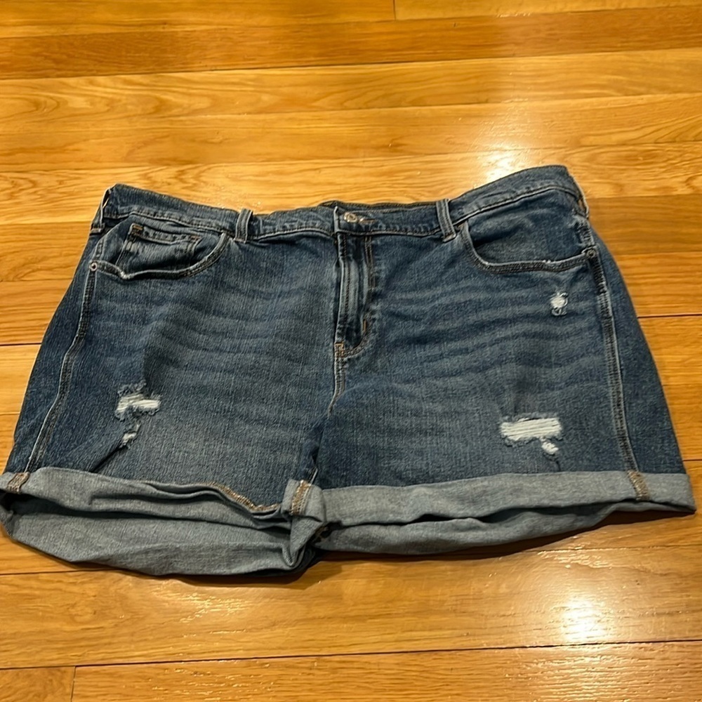 Old Navy women’s boyfriend mid rise distressed jean shorts size 18 .